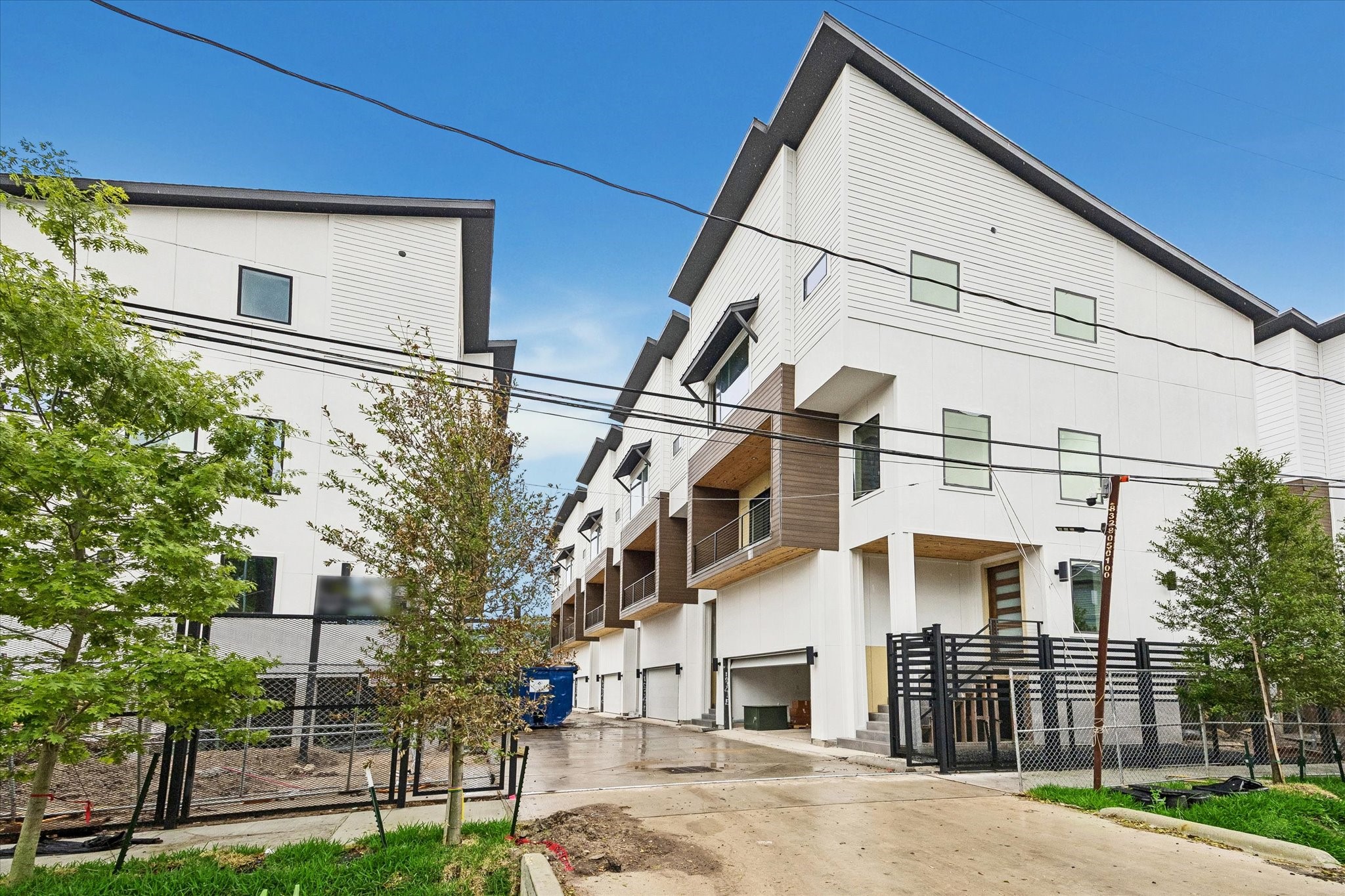 1034 West 17th Street, Unit B Houston, TX 77008 - Photo 21 of 25 Enjoy proximity to restaurants, coffee shops, and trails, with easy access to 610 and I-10, offering an unbeatable Heights location!