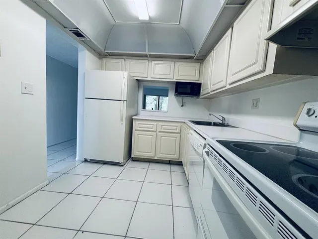 $1,600 | 7925 Fairview Drive, Unit 208, Tamarac, FL 33321