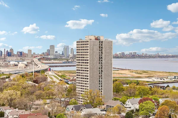 $160,000 | 2525 South Shore Drive, Unit 14B, Milwaukee, WI 53207