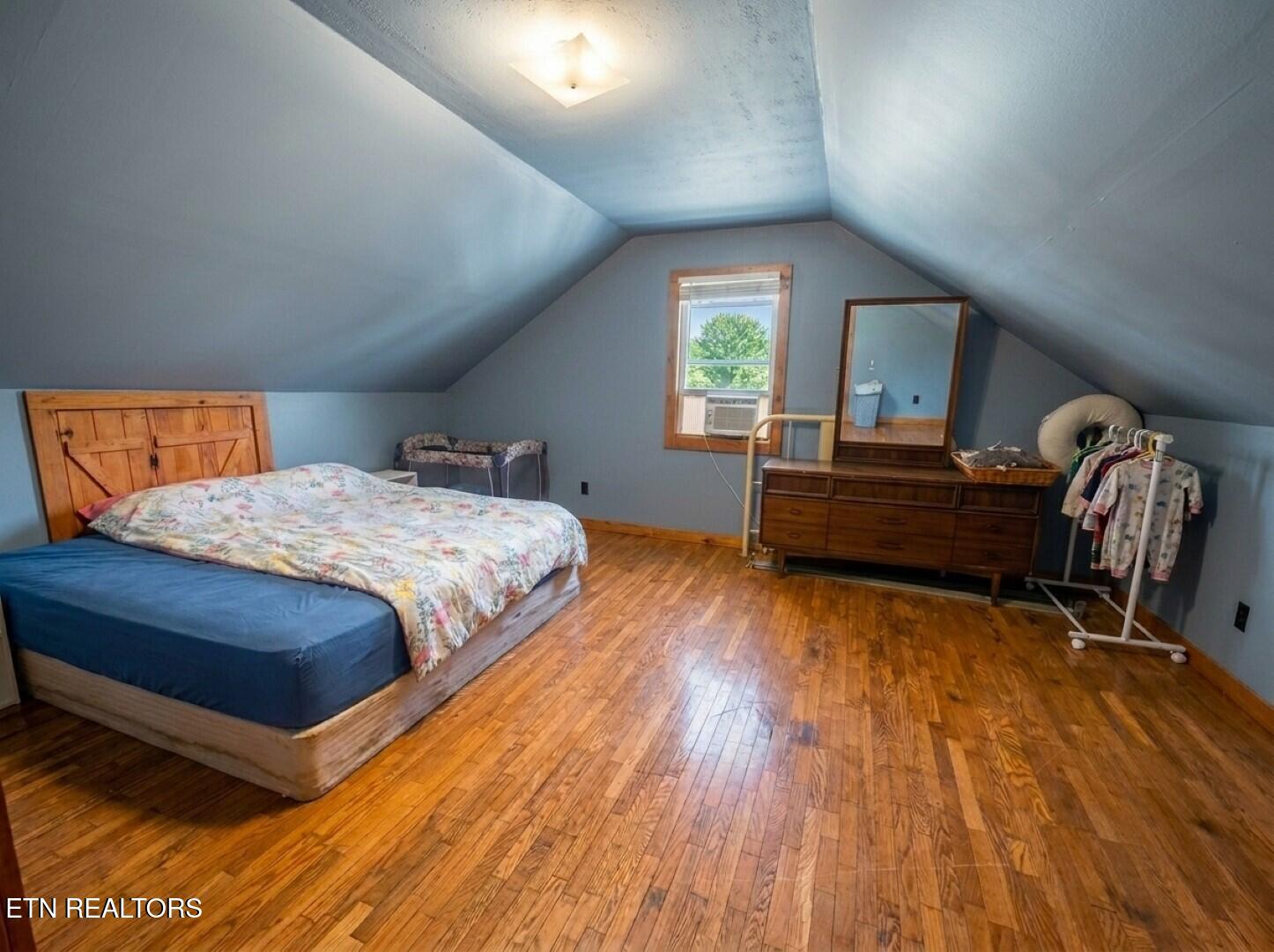 301 Joe Barnett Road Jamestown, TN 38556 - Photo 9 of 17 Guest bedroom 1