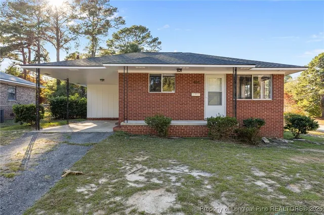 a view of a house with a yard