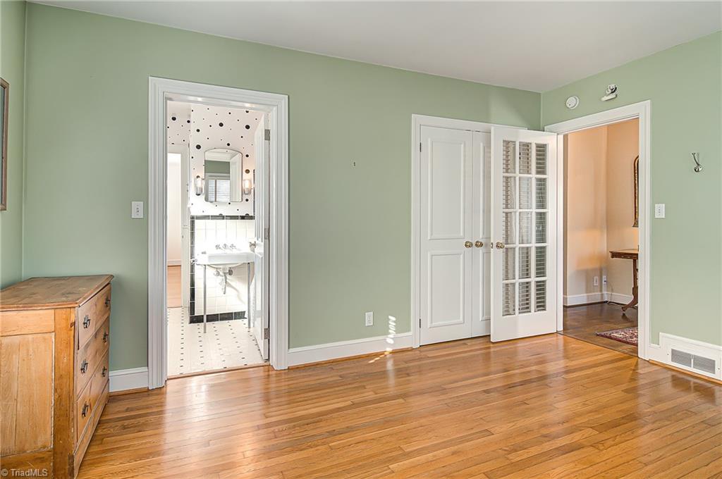 540 Arbor Road Winston-Salem, NC 27104 - Photo 16 of 30 Second bedroom with attached Vintage tiled bath