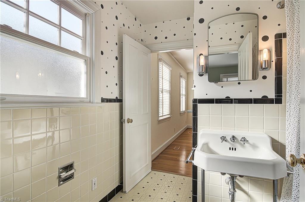 540 Arbor Road Winston-Salem, NC 27104 - Photo 17 of 30 Full bath with original vintage tile