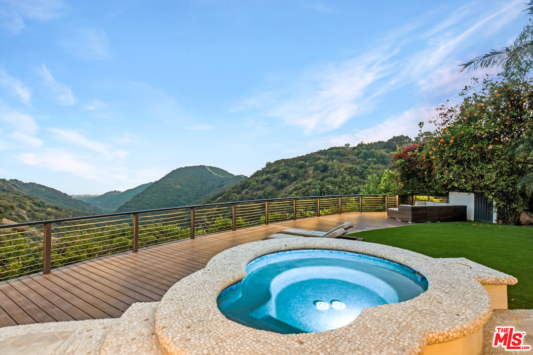 12608 Promontory Road Los Angeles, CA 90049 - Photo 22 of 59