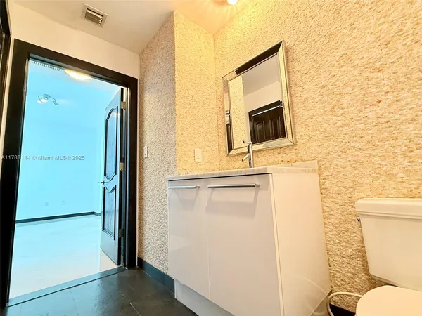 $750,000 | 900 Biscayne Boulevard, Unit 3803, Miami, FL 33132