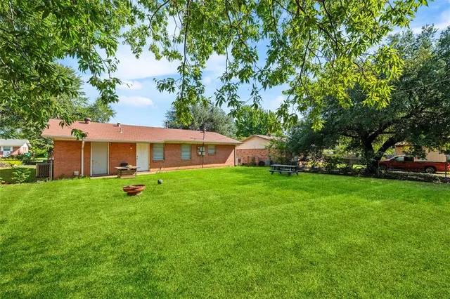 a view of a house with a backyard