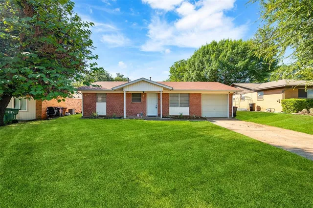 a view of a house with a backyard
