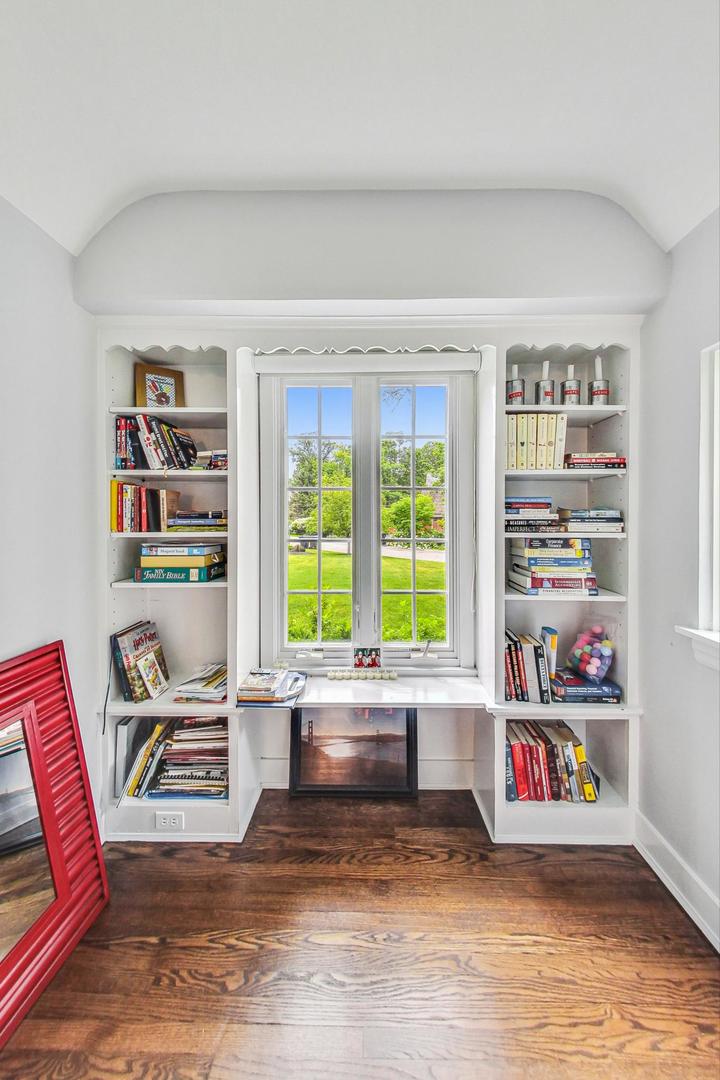 929 Valley Road Glencoe, IL 60022 - Photo 7 of 46 a living room with furniture window and book shelf