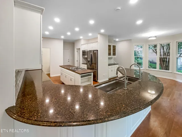 $830,000 | 42 Palisades Parkway, Oak Ridge, TN 37830