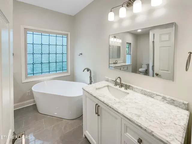 $830,000 | 42 Palisades Parkway, Oak Ridge, TN 37830