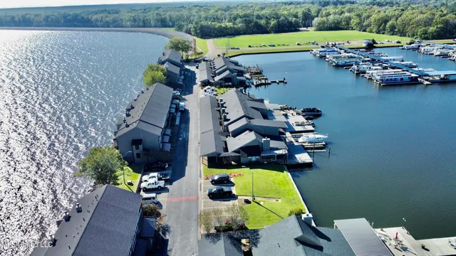 $407,000 | 65 Breakers Lane, Ridgeland, MS 39157