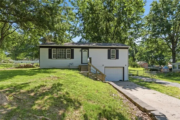 $225,000 | 1813 North Farview Drive, Independence, MO 64058