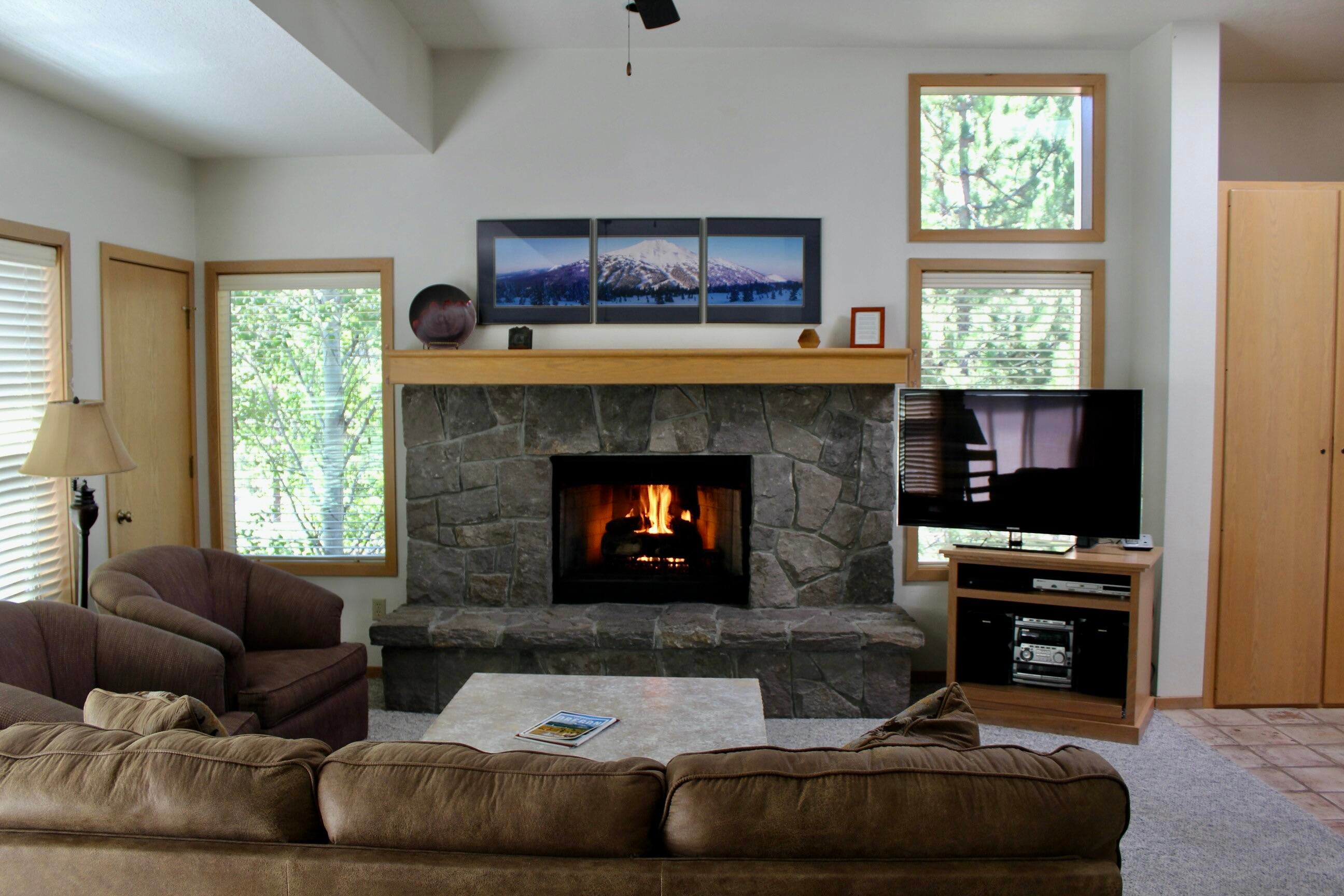 57319 Beaver Ridge Loop, Unit 2D1 Sunriver, OR 97707 - Photo 6 of 28 6-lvrm-fp-R2