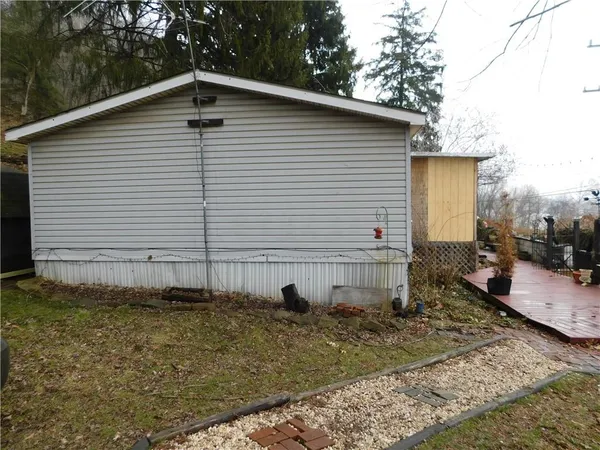 a view of a house with backyard