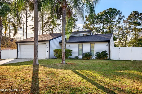 a front view of house with yard and garage