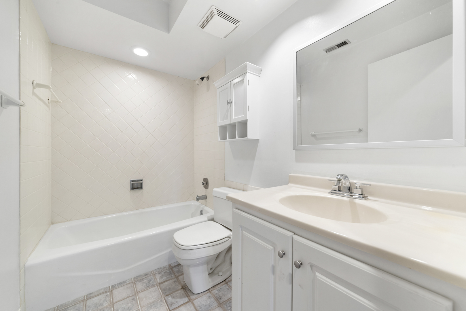 1-s150 Spring Road, Unit 2D Oak Brook, IL 60181 - Photo 15 of 22 a bathroom with a sink a toilet and bathtub