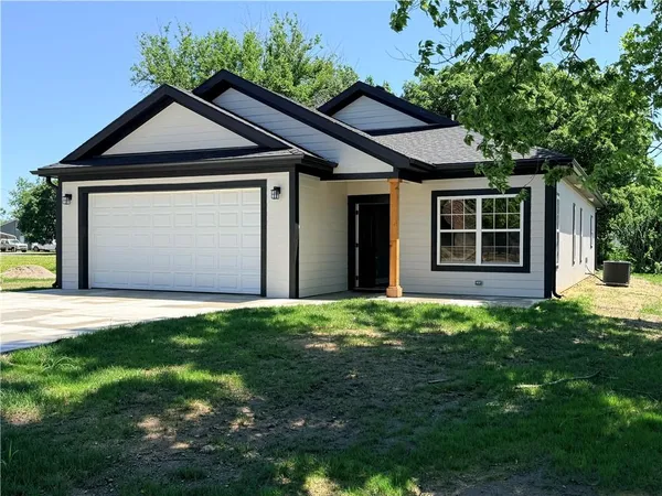 $329,900 | 214 Park Street, Linwood, KS 66052