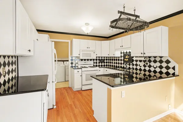 $399,900 | 306 Pineknoll Court, Brighton, MI 48116