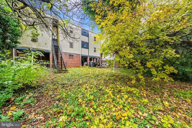 a view of a house with a backyard