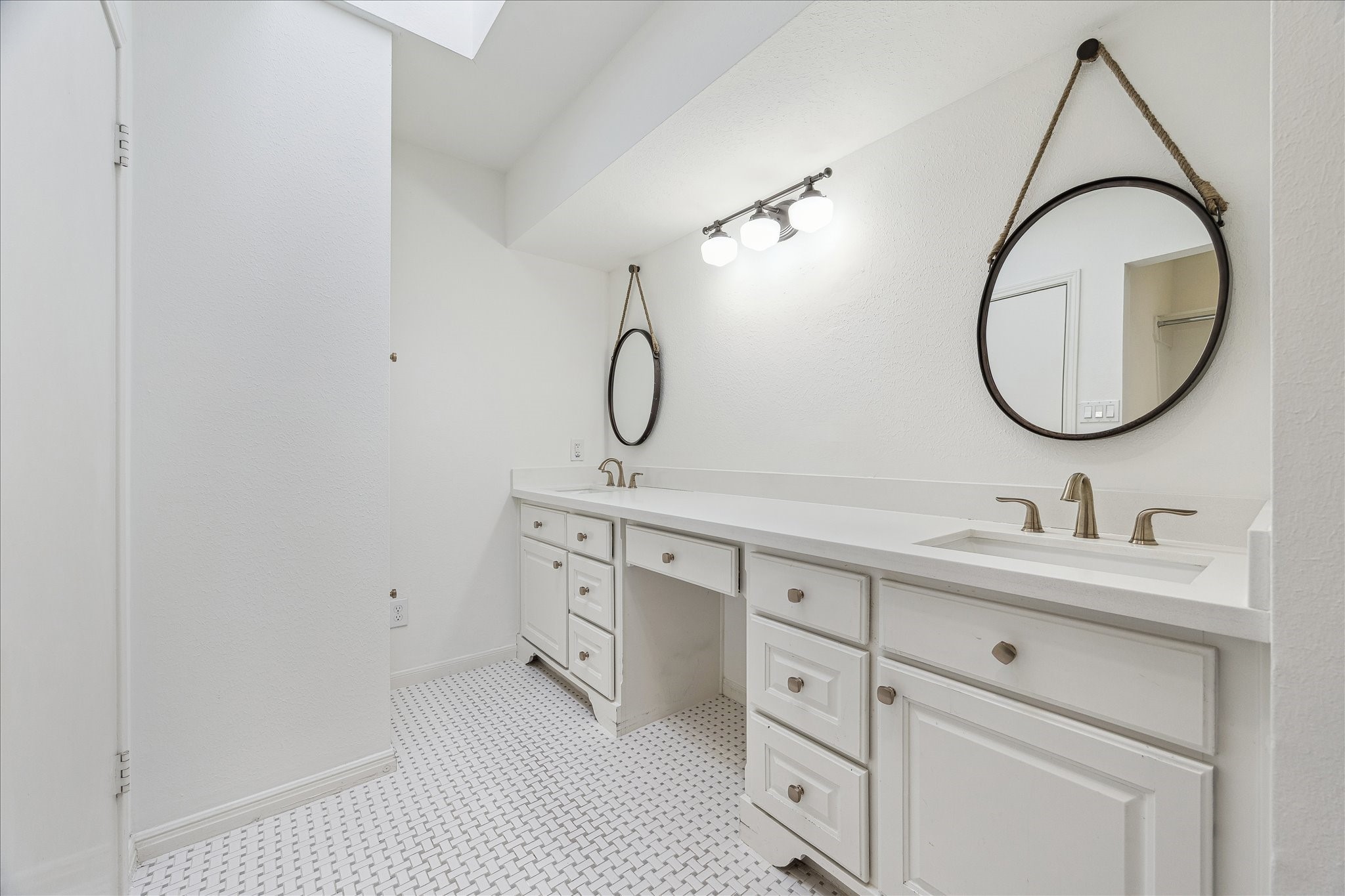 2820 Rice Boulevard West University Place, TX 77005 - Photo 20 of 37 PRIMARY BATHROOM