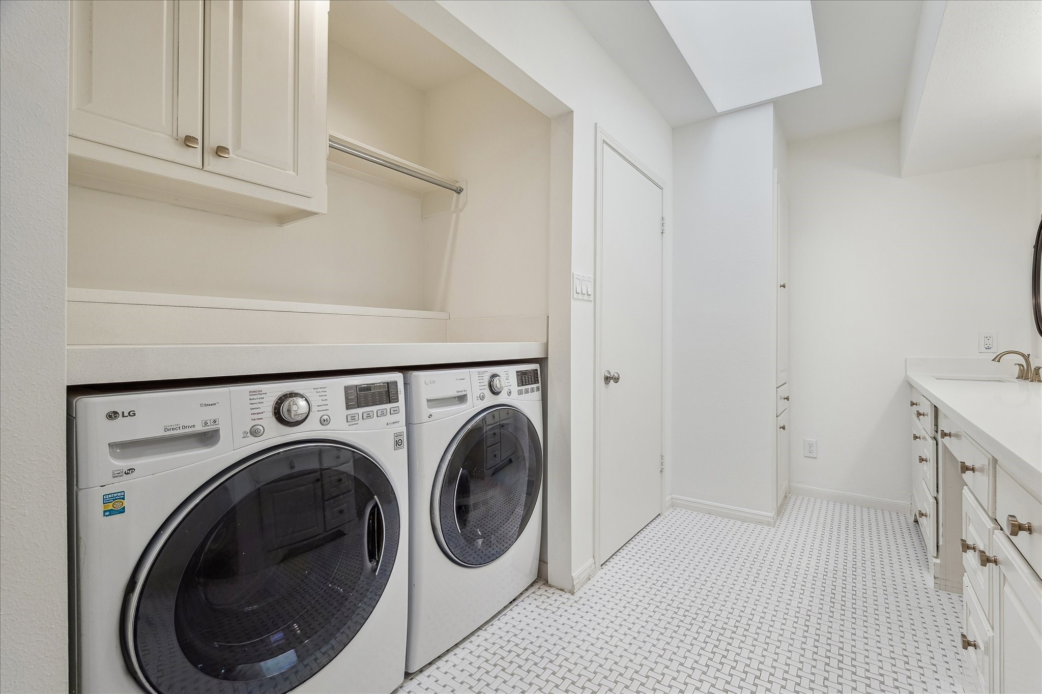 2820 Rice Boulevard West University Place, TX 77005 - Photo 26 of 37 WASHER AND DRYER INCLUDED