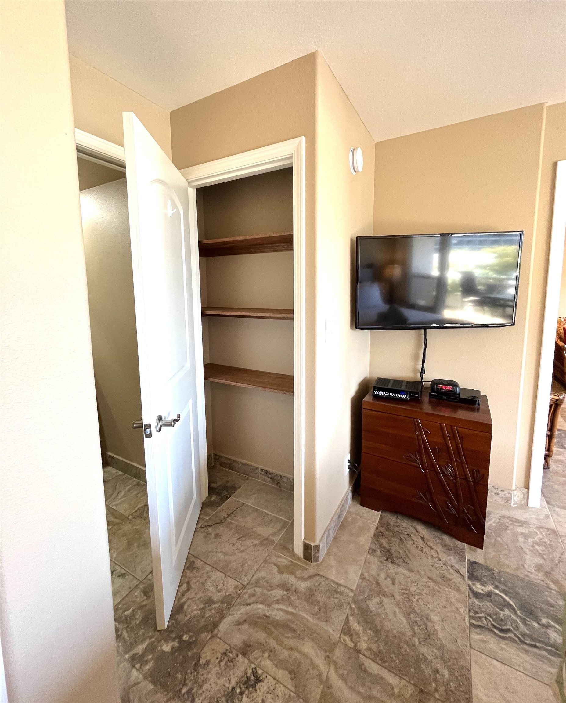 2575 South Kihei Road, Unit H414 Kihei, HI 96753 - Photo 13 of 30 a living room with a couch and a flat screen tv