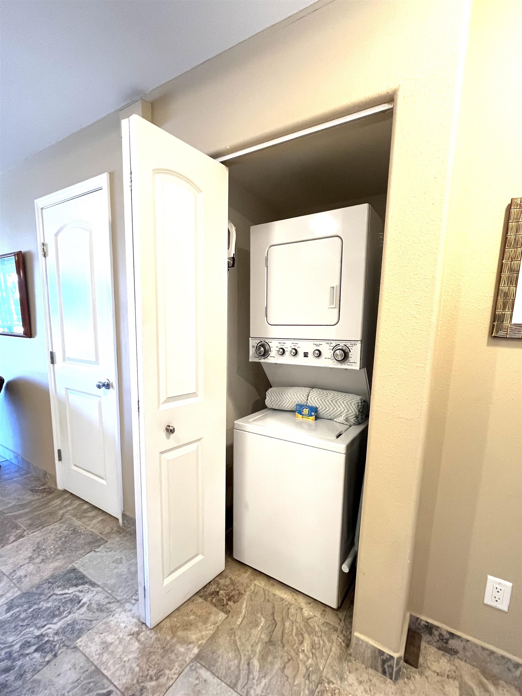 2575 South Kihei Road, Unit H414 Kihei, HI 96753 - Photo 17 of 30 a view of washer and dryer