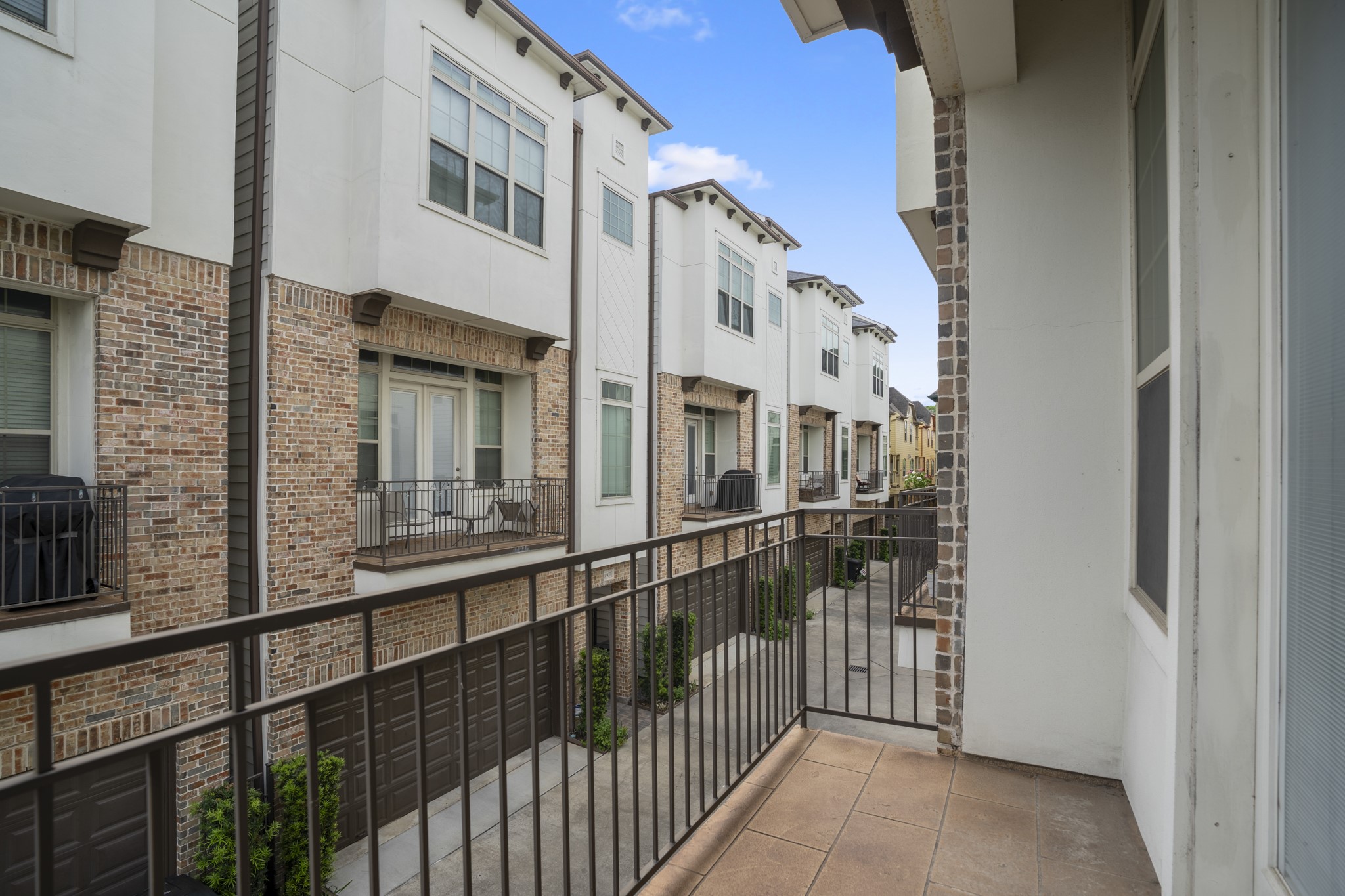 1032 West 26th Street, Unit D Houston, TX 77008 - Photo 27 of 42 a view of a building from a balcony