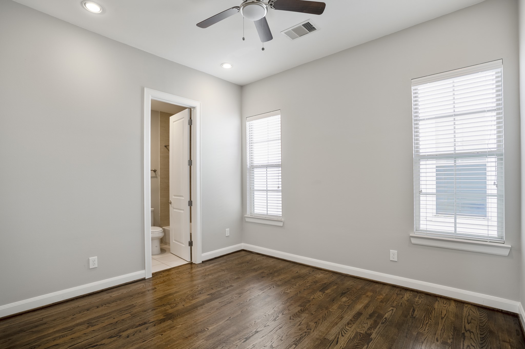 1032 West 26th Street, Unit D Houston, TX 77008 - Photo 28 of 42 an empty room with wooden floor and windows