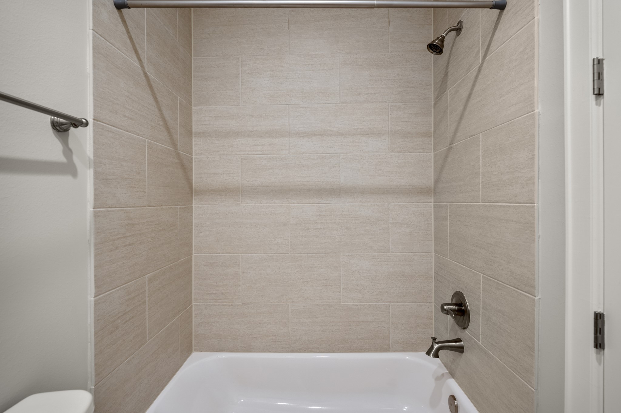 1032 West 26th Street, Unit D Houston, TX 77008 - Photo 31 of 42 a bathroom with a bathtub