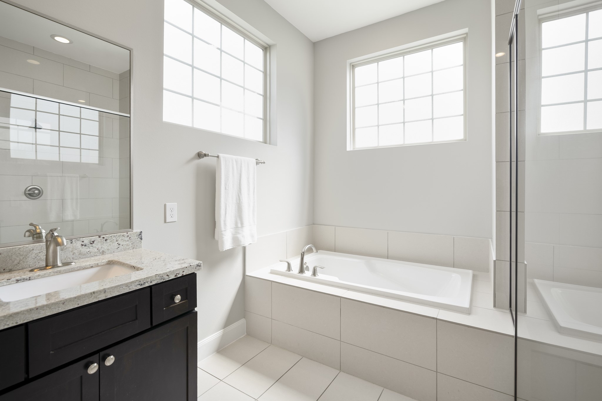 1032 West 26th Street, Unit D Houston, TX 77008 - Photo 38 of 42 a spacious bathroom with a tub sink and mirror