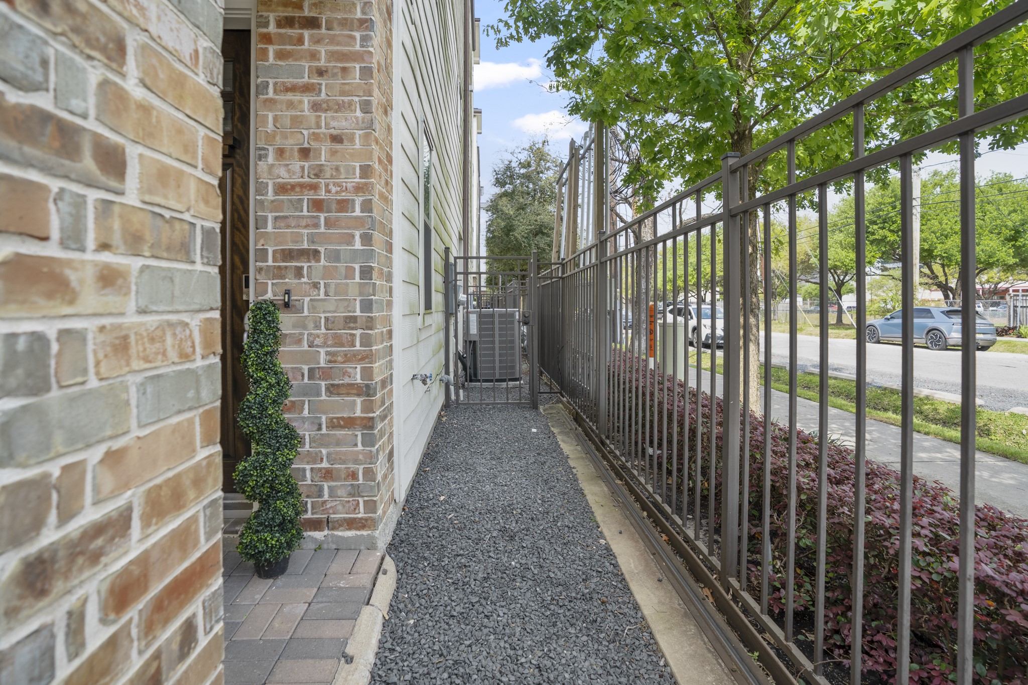 1032 West 26th Street, Unit D Houston, TX 77008 - Photo 42 of 42 a view of a pathway both side of building