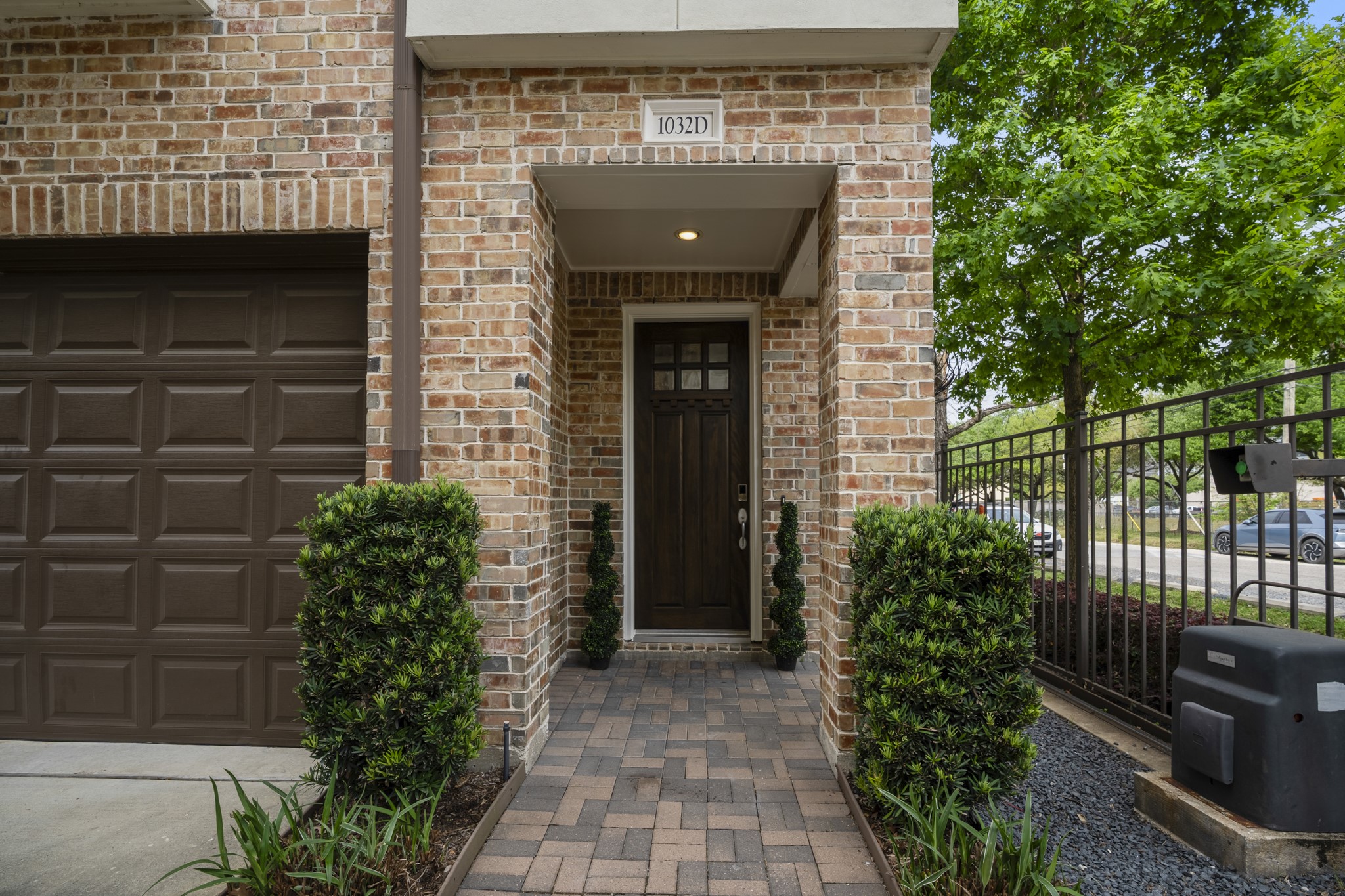 1032 West 26th Street, Unit D Houston, TX 77008 - Photo 5 of 42 a front view of a house with a garden