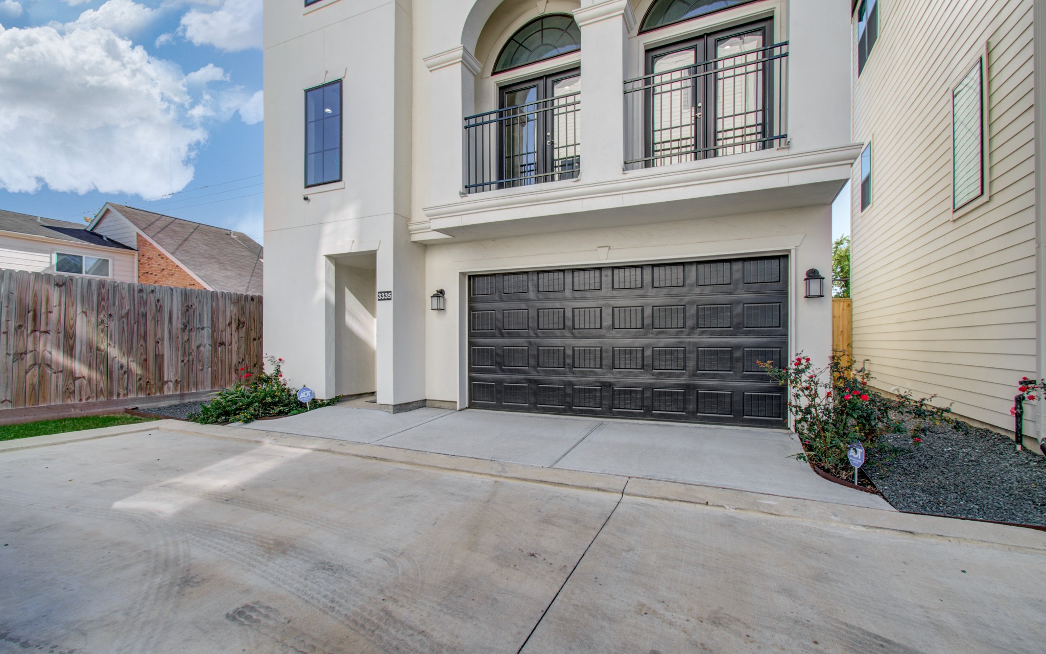 Elegant curb appeal in a prime Houston location — stylish and move-in ready.