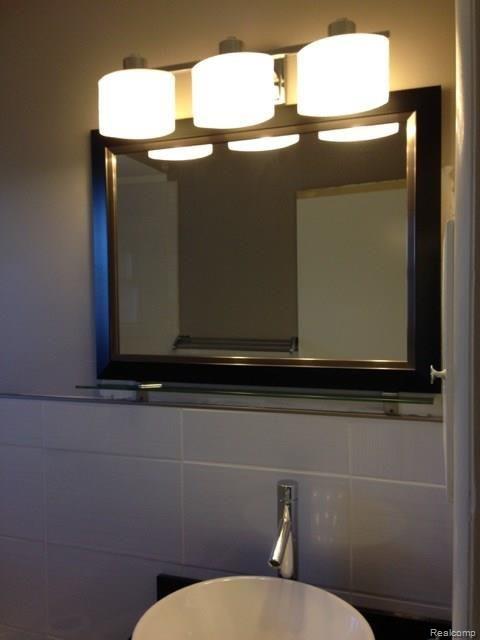 36768 Greenbush Road Wayne, MI 48184 - Photo 20 of 35 MAIN BATH MIRROR & VANITY