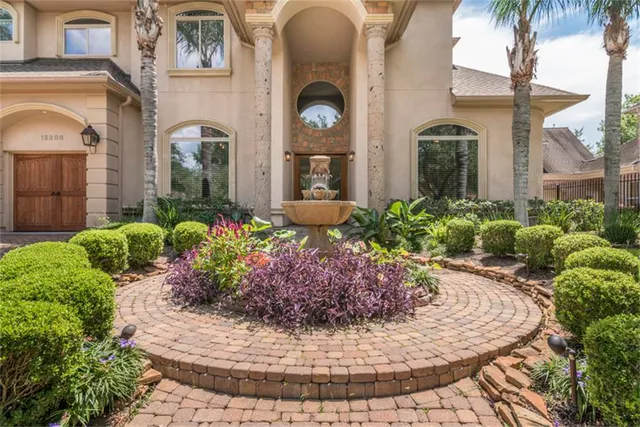 a view of a house with a fountain