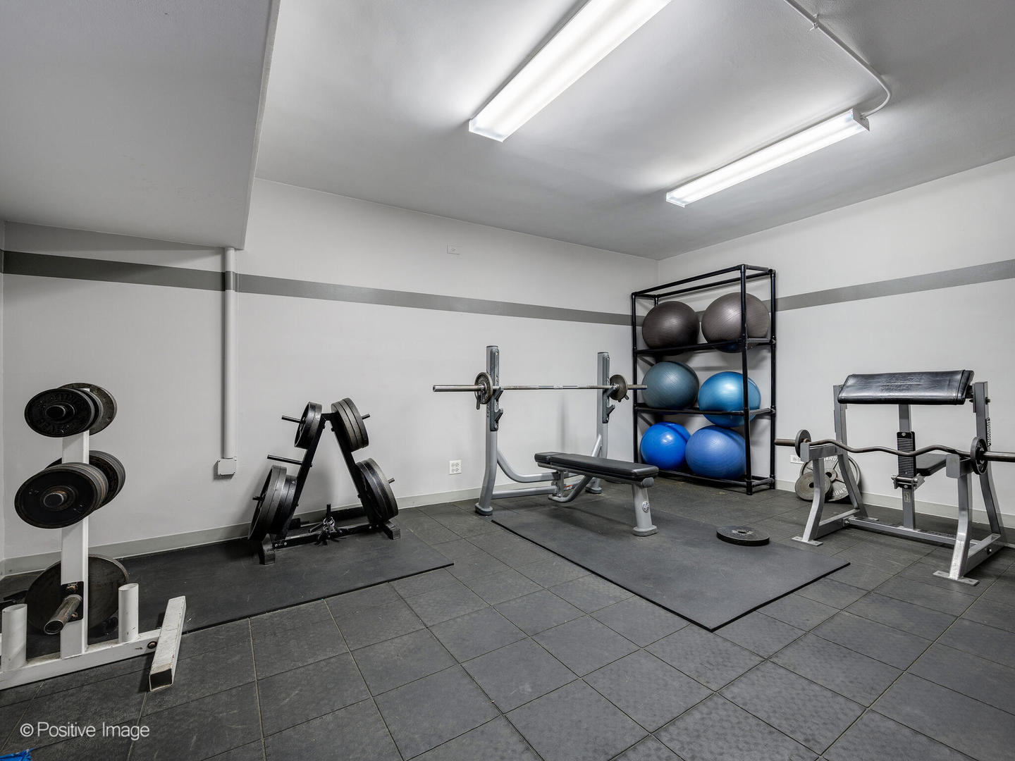 6301 North Sheridan Road, Unit 14O Chicago, IL 60660 - Photo 17 of 22 a room with gym equipment and view of living room