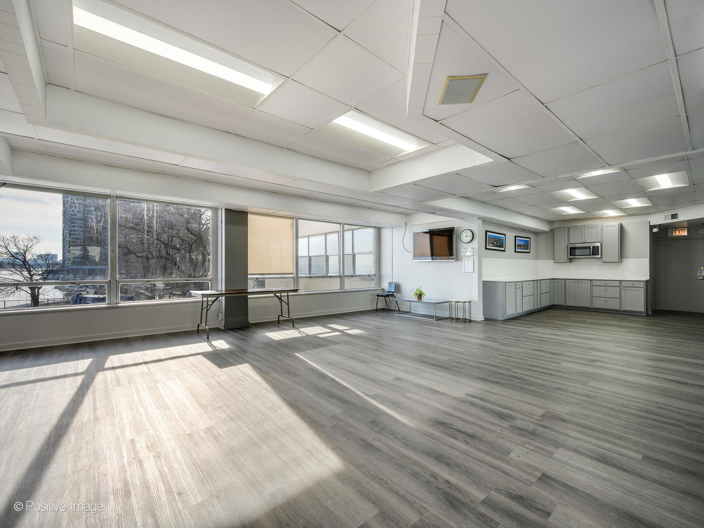 6301 North Sheridan Road, Unit 14O Chicago, IL 60660 - Photo 20 of 22 a view of an empty room with a window