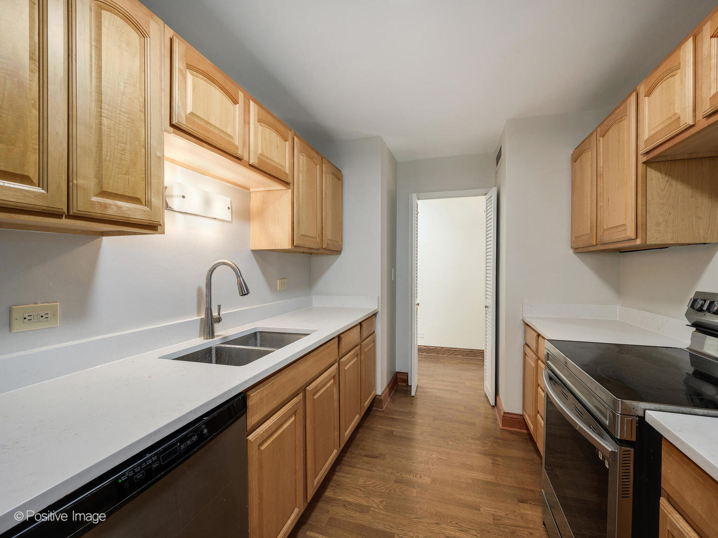 6301 North Sheridan Road, Unit 14O Chicago, IL 60660 - Photo 5 of 22 a kitchen that has a sink and a stove