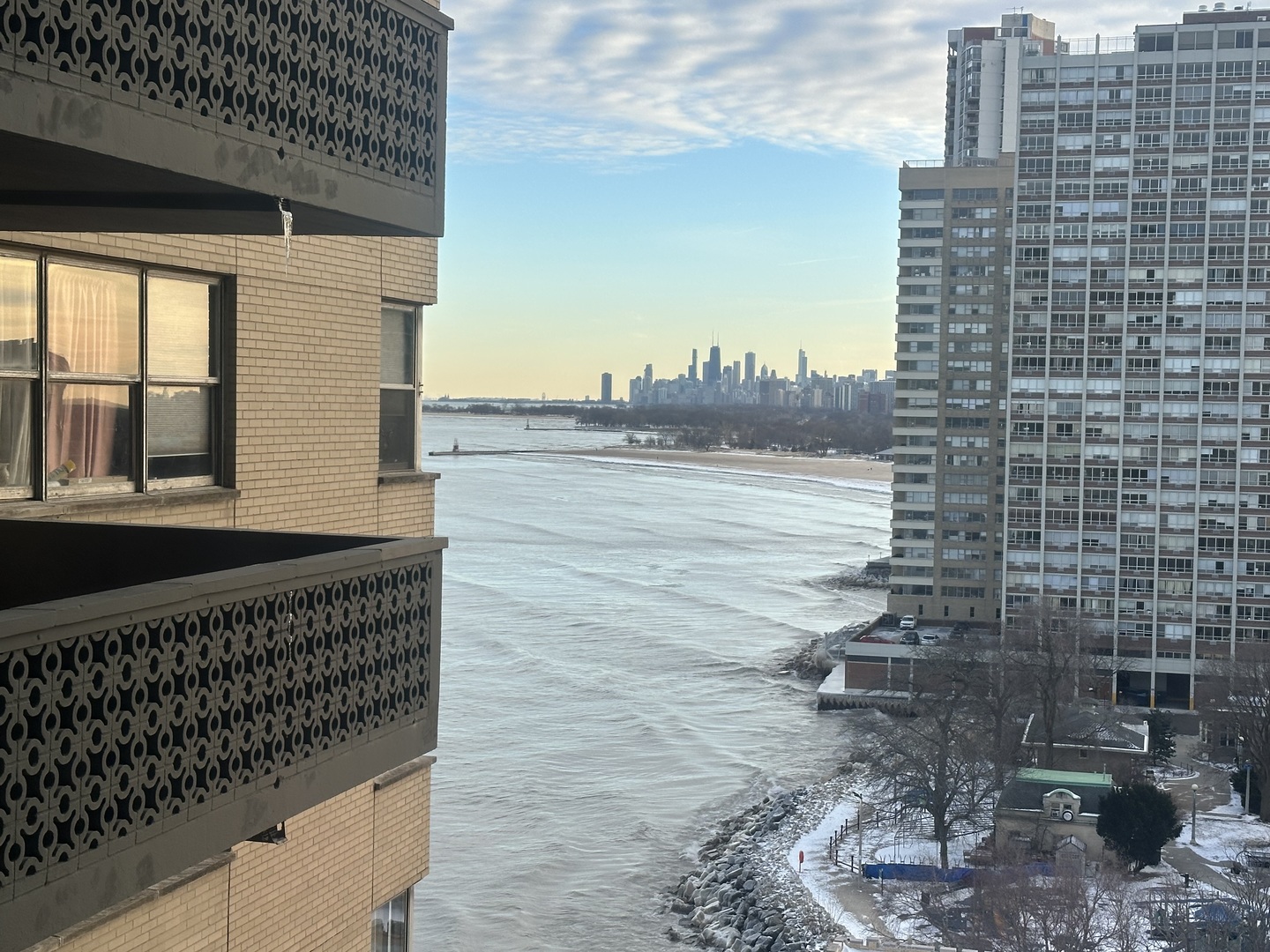 6301 North Sheridan Road, Unit 14O Chicago, IL 60660 - Photo 7 of 22 a view of a terrace