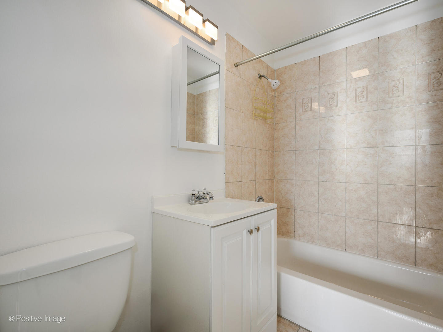 6301 North Sheridan Road, Unit 14O Chicago, IL 60660 - Photo 8 of 22 a bathroom with a sink a toilet and shower