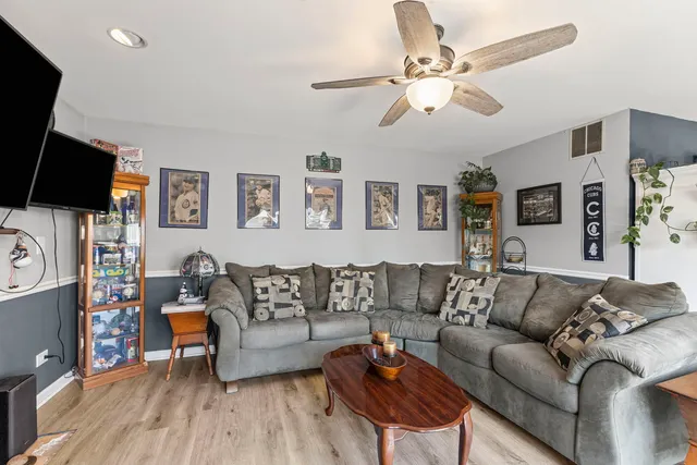 $359,000 | 1549 Hollytree Lane, Crystal Lake, IL 60014