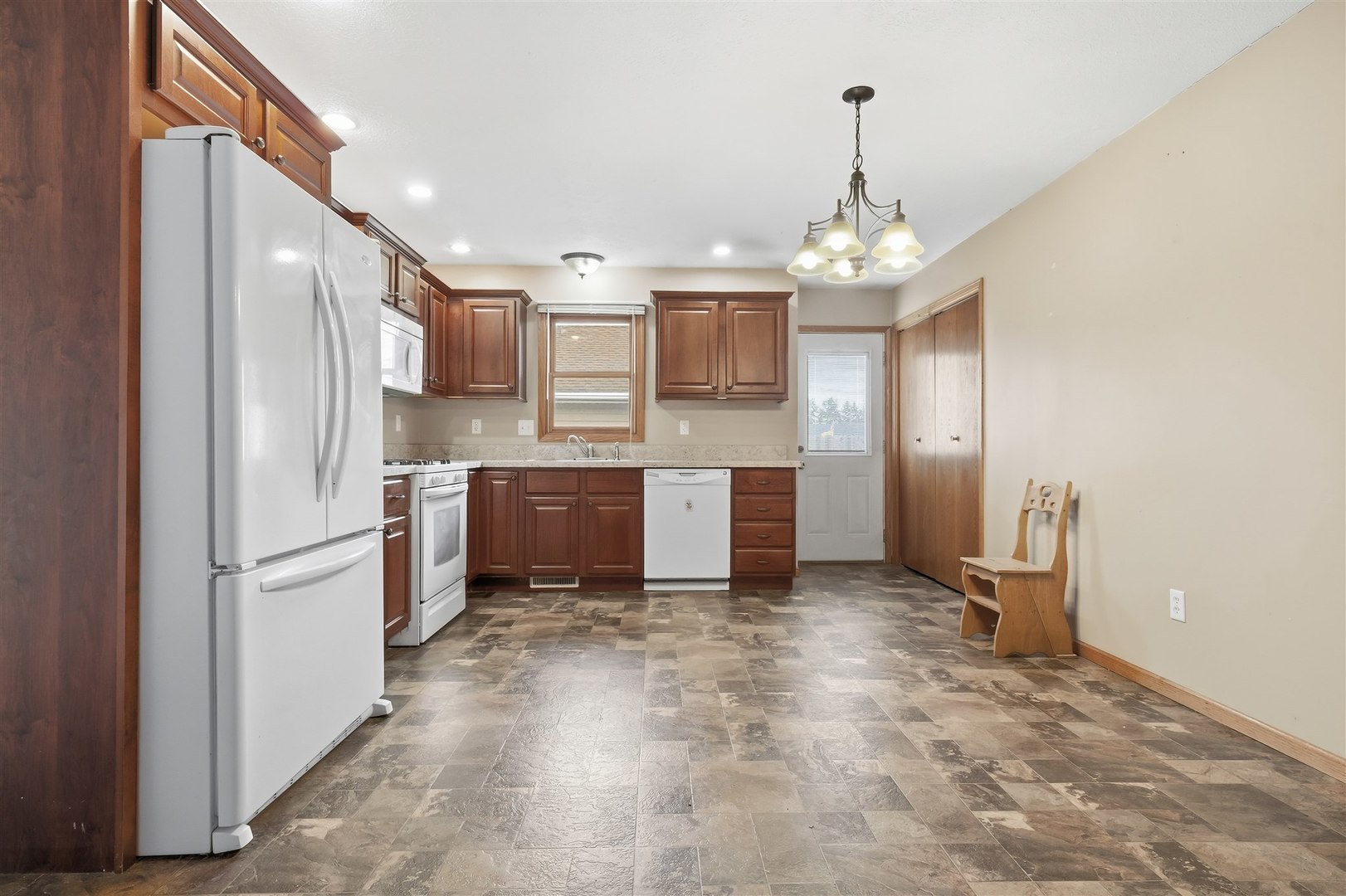 409 East Delaware Street Dwight, IL 60420 - Photo 11 of 31 a kitchen with refrigerator and window