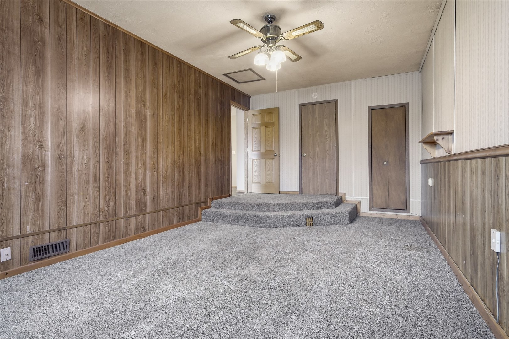409 East Delaware Street Dwight, IL 60420 - Photo 13 of 31 an empty room with a ceiling fan and a window