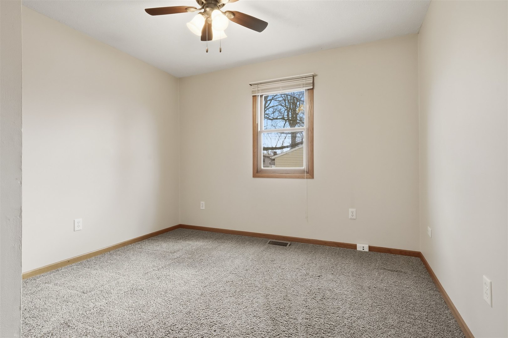 409 East Delaware Street Dwight, IL 60420 - Photo 17 of 31 an empty room with a window