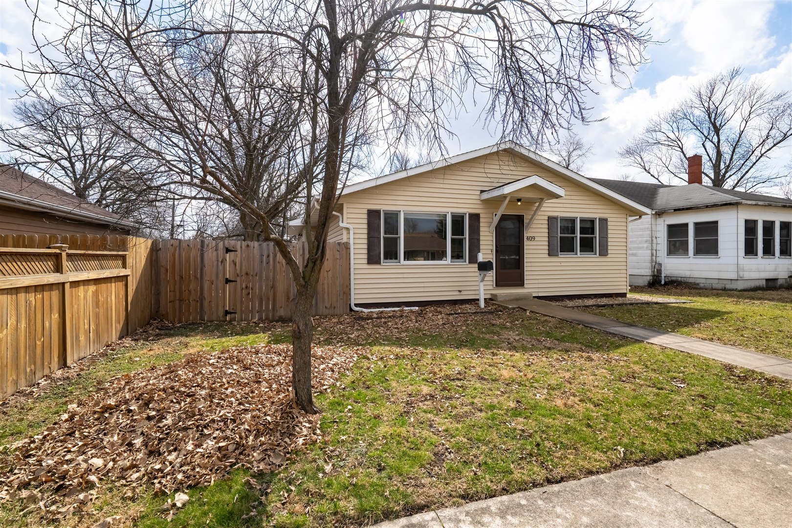 409 East Delaware Street Dwight, IL 60420 - Photo 2 of 31 a house that has tree in front of it