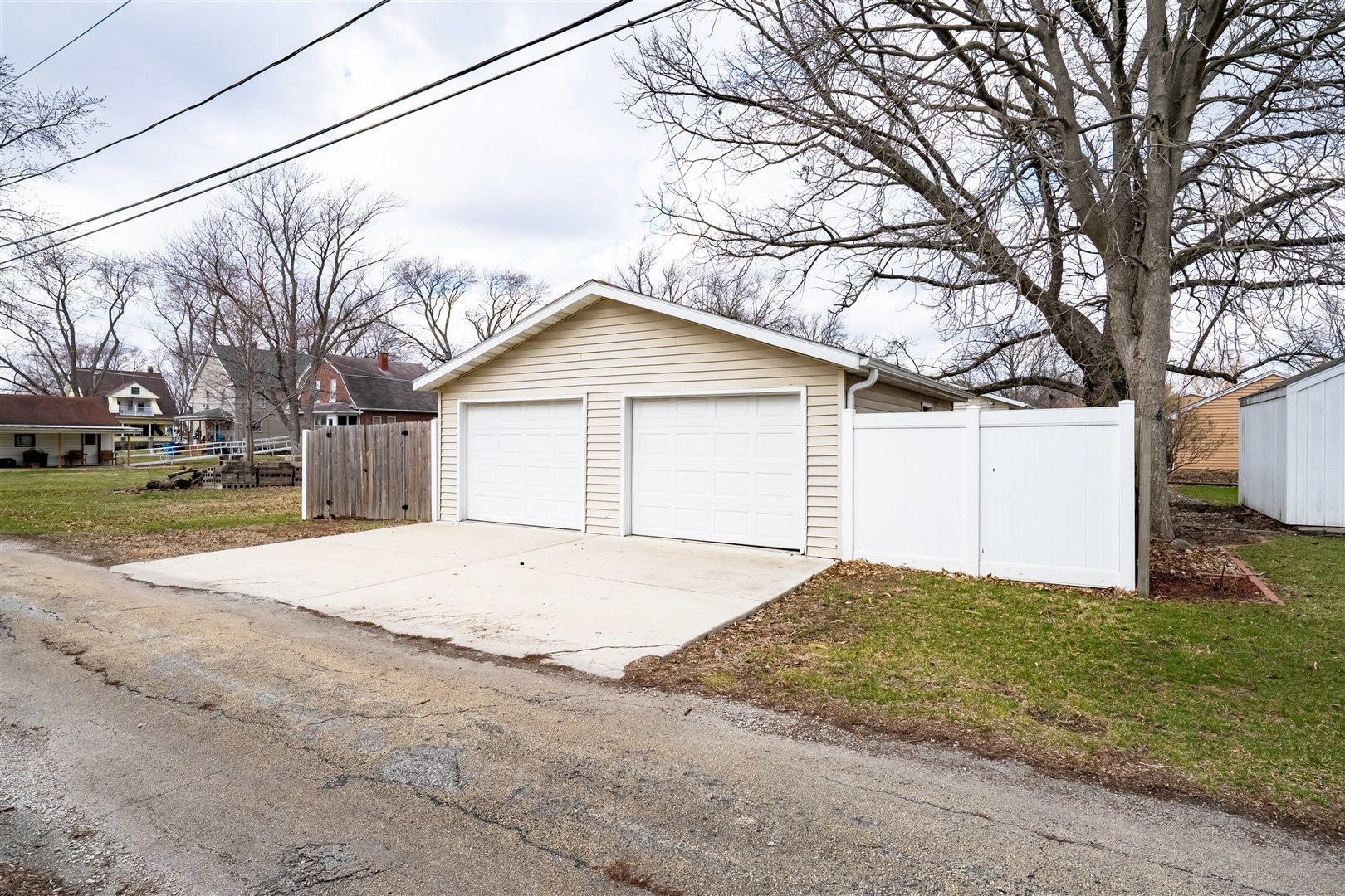 409 East Delaware Street Dwight, IL 60420 - Photo 29 of 31 a view of garage yard and tree