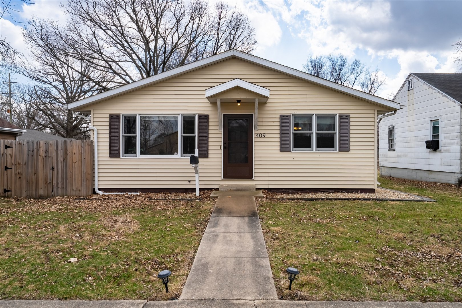 409 East Delaware Street Dwight, IL 60420 - Photo 30 of 31 a front view of a house with garage