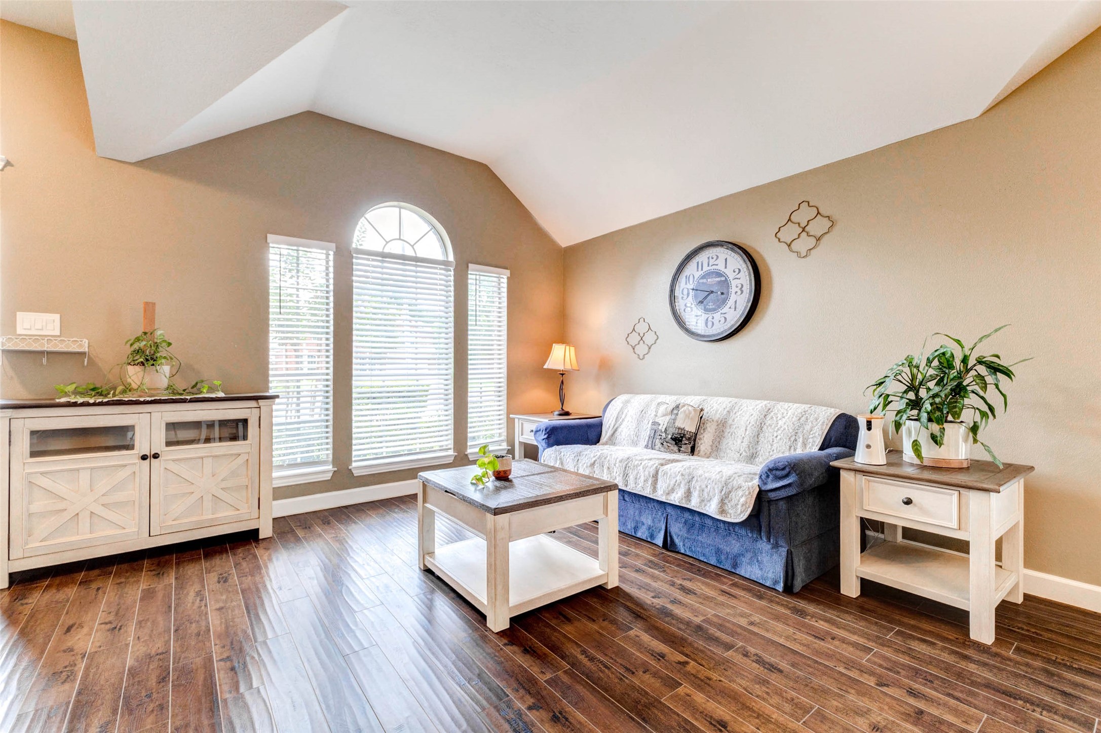 6334 Sampras Ace Court Spring, TX 77379 - Photo 6 of 48 Nice living space right inside the door.