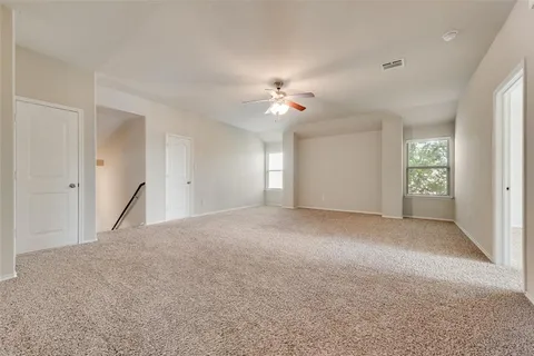 a view of empty room with a ceiling fan